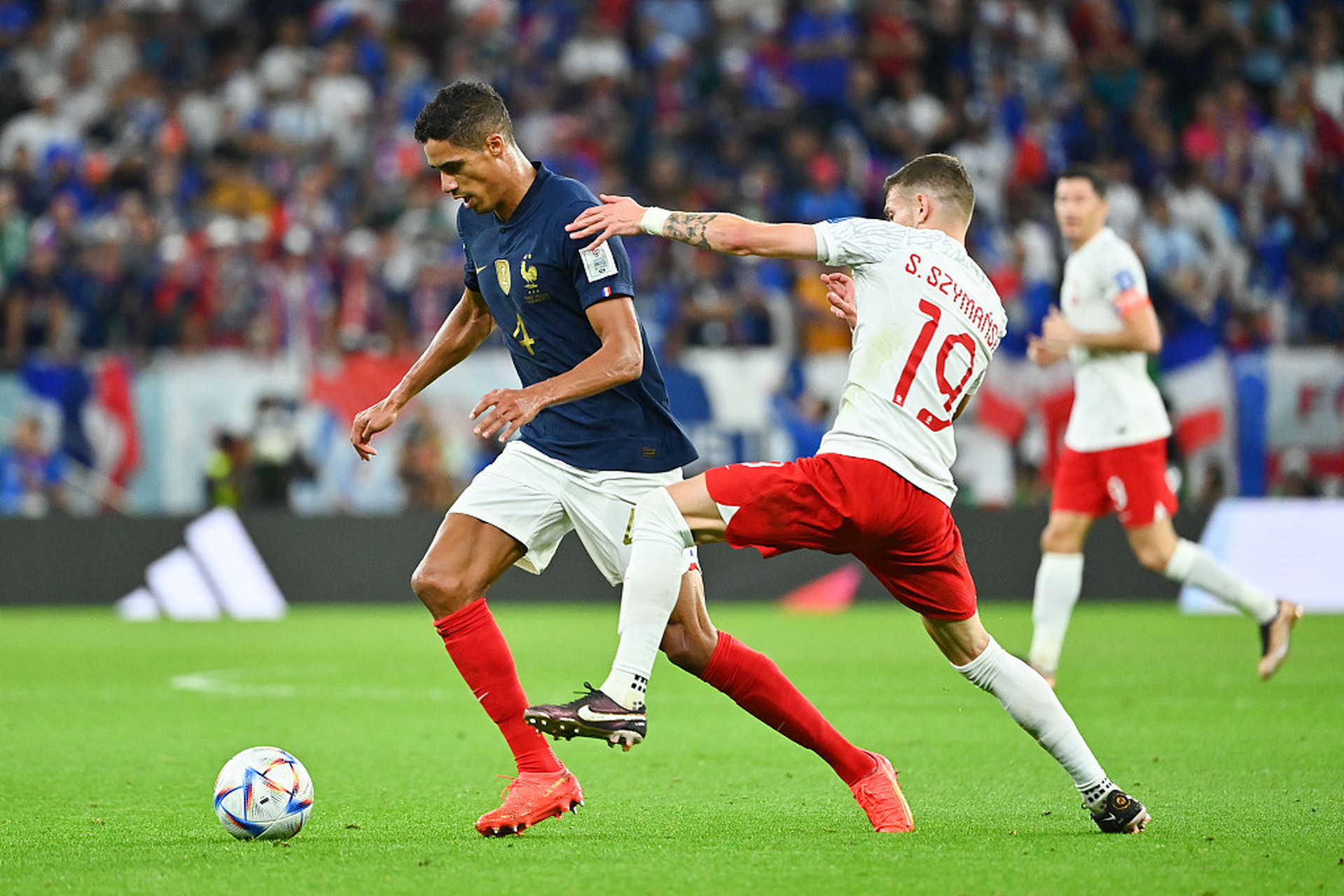 波兰队鏖战法国队，波尔带队取胜